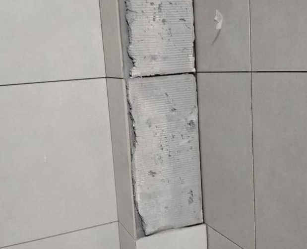 滨州市瓷砖空鼓维修公司分享下瓷砖施工前基层浇水润湿程度不足，可能导致以下问题
